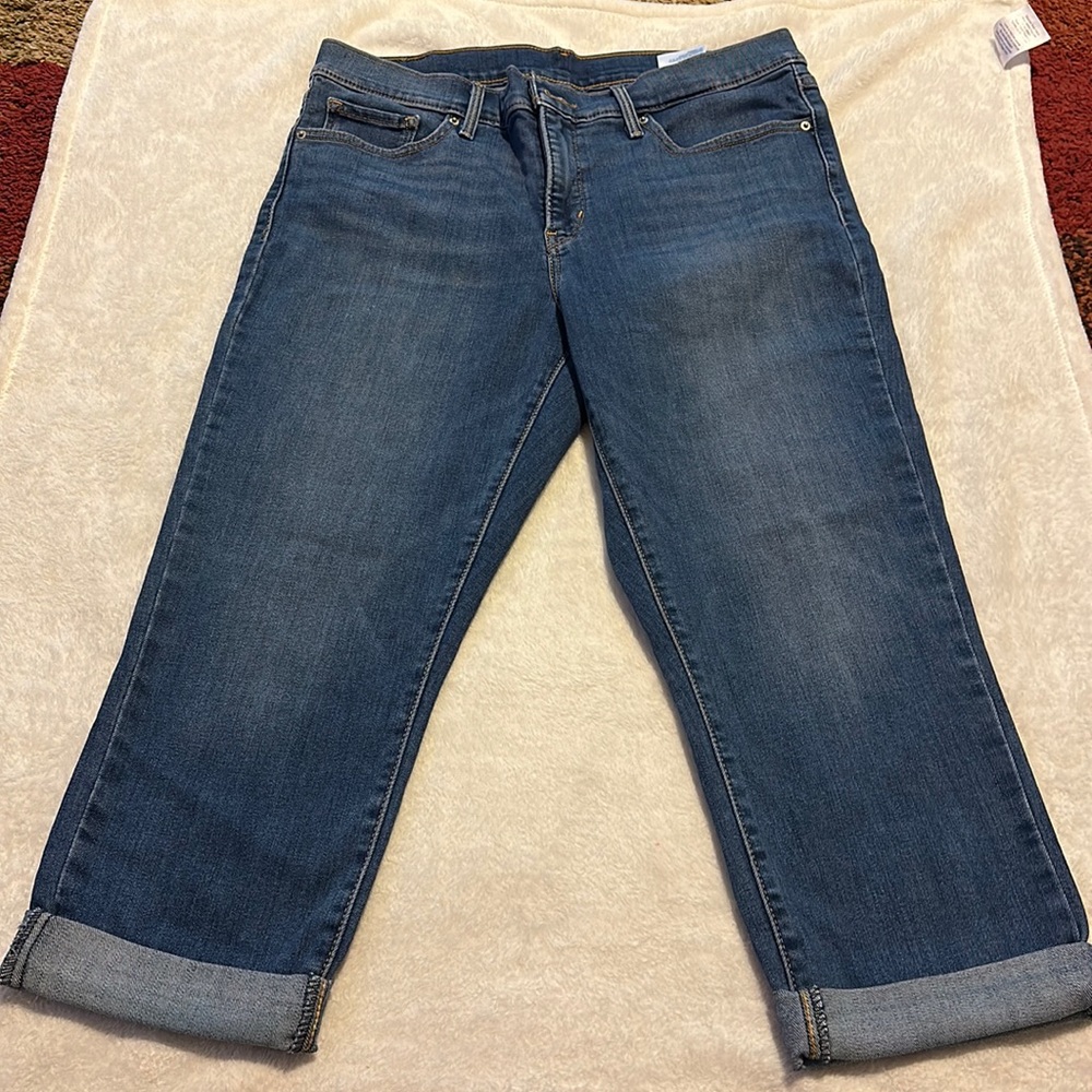 NWOT Levi’s denim capri pants Size 31